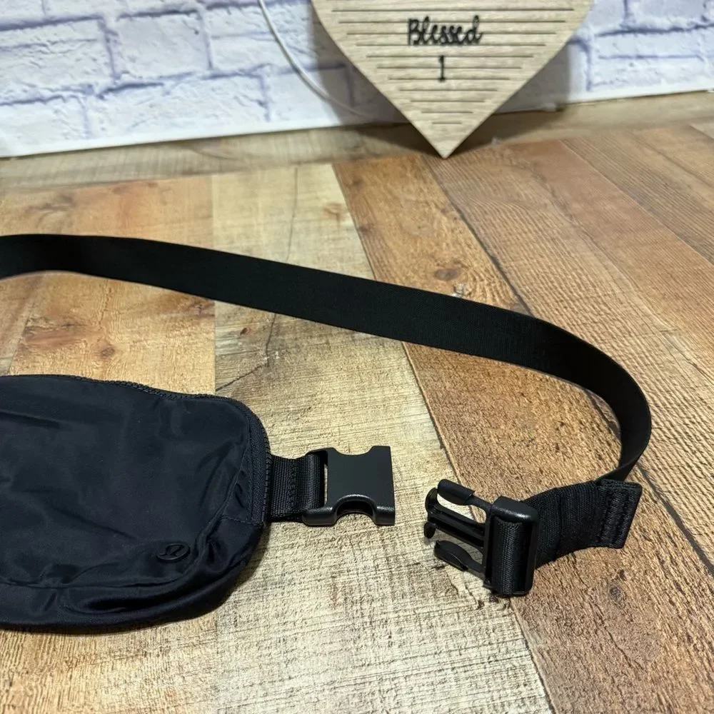 Lululemon everywhere belt bag 1L black